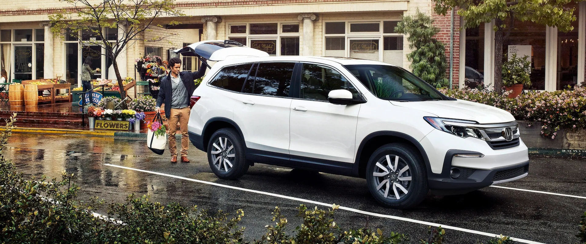 The 2022 Honda Pilot is one of the best midsize SUVs added to the 2022 Honda lineup in Louisville Honda World in Forest Hills, Kentucky.