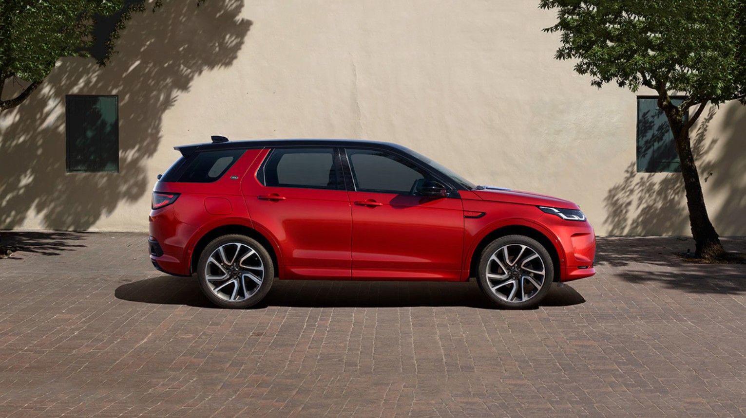 Land Rover Discovery Dynamic SE SUV available at Land Rover Fort Myers near Naples, FL