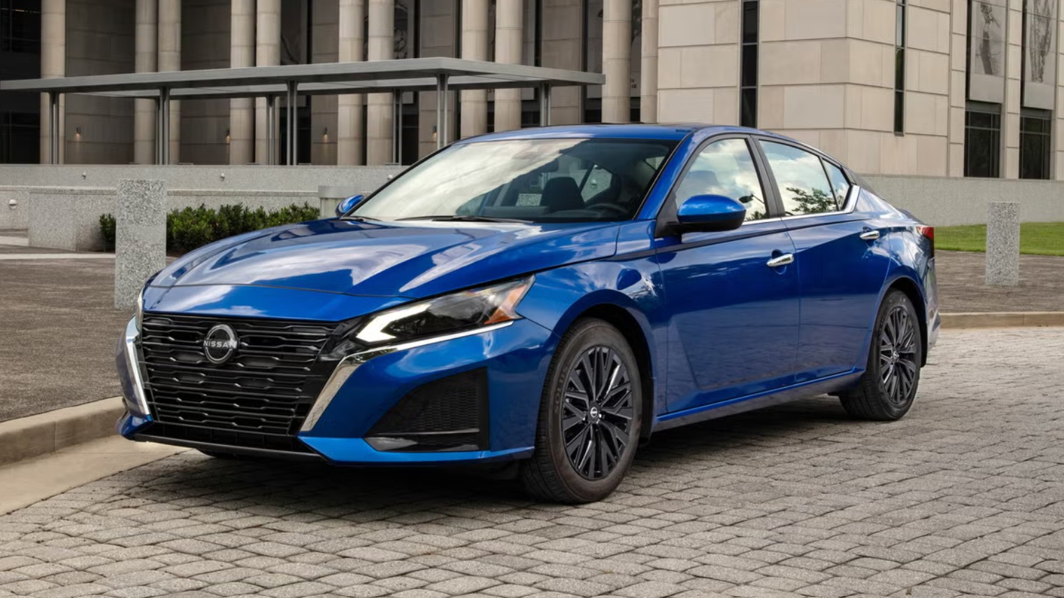 2025 Nissan Altima midsize sedan with elegant exterior and modern technology