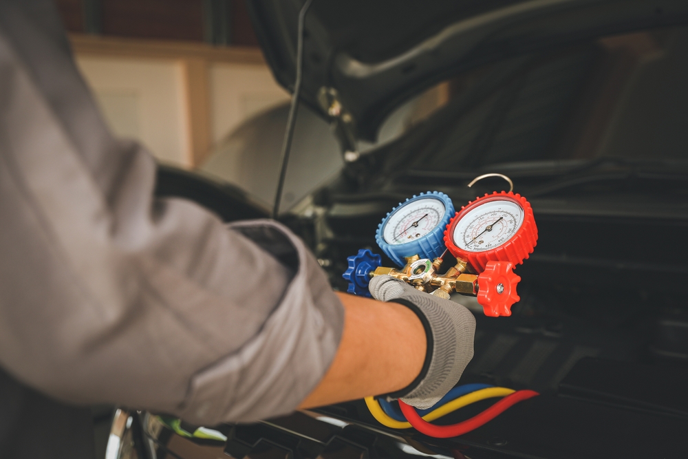 Hyundai AC diagnostic tools Fort Worth, air conditioning pressure check Hyundai, AC refrigerant test Hyundai Alliance Service, Hyundai AC system service Texas, technician using AC manifold gauges Hyundai repair, professional AC maintenance Fort Worth