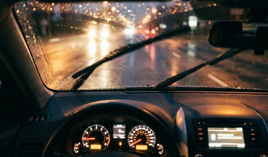 driver view through windshield in rain at night, streaky windshield wipers reducing visibility, Hyundai wiper blade replacement Cookeville TN, rainy Highway 111 commute Upper Cumberland, glare from oncoming headlights, Hyundai of Cookeville Service Center visibility inspection, genuine Hyundai wiper blades and windshield cleaning, night driving safety during Tennessee storms