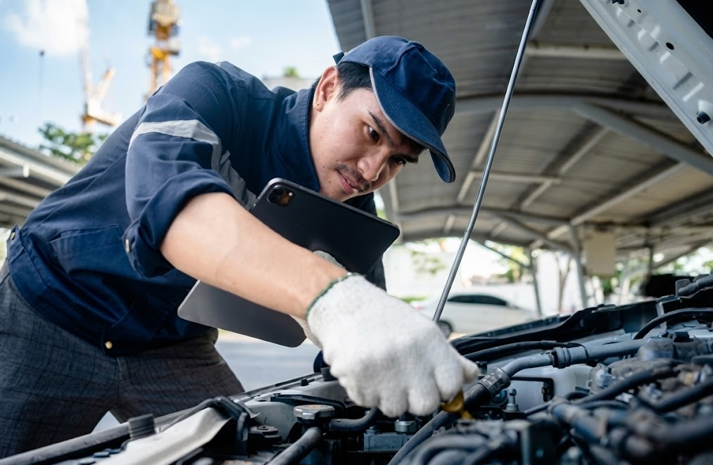 factory trained auto technician working under hood, professional Honda battery replacement, certified Louisville Honda World Service mechanic, genuine Honda battery installation, dealership service center near Louisville KY, winter readiness inspection, alternator and charging system check, Honda CR-V Accord Civic Pilot maintenance, trusted Honda repair shop Jefferson County, expert car battery service Kentucky
