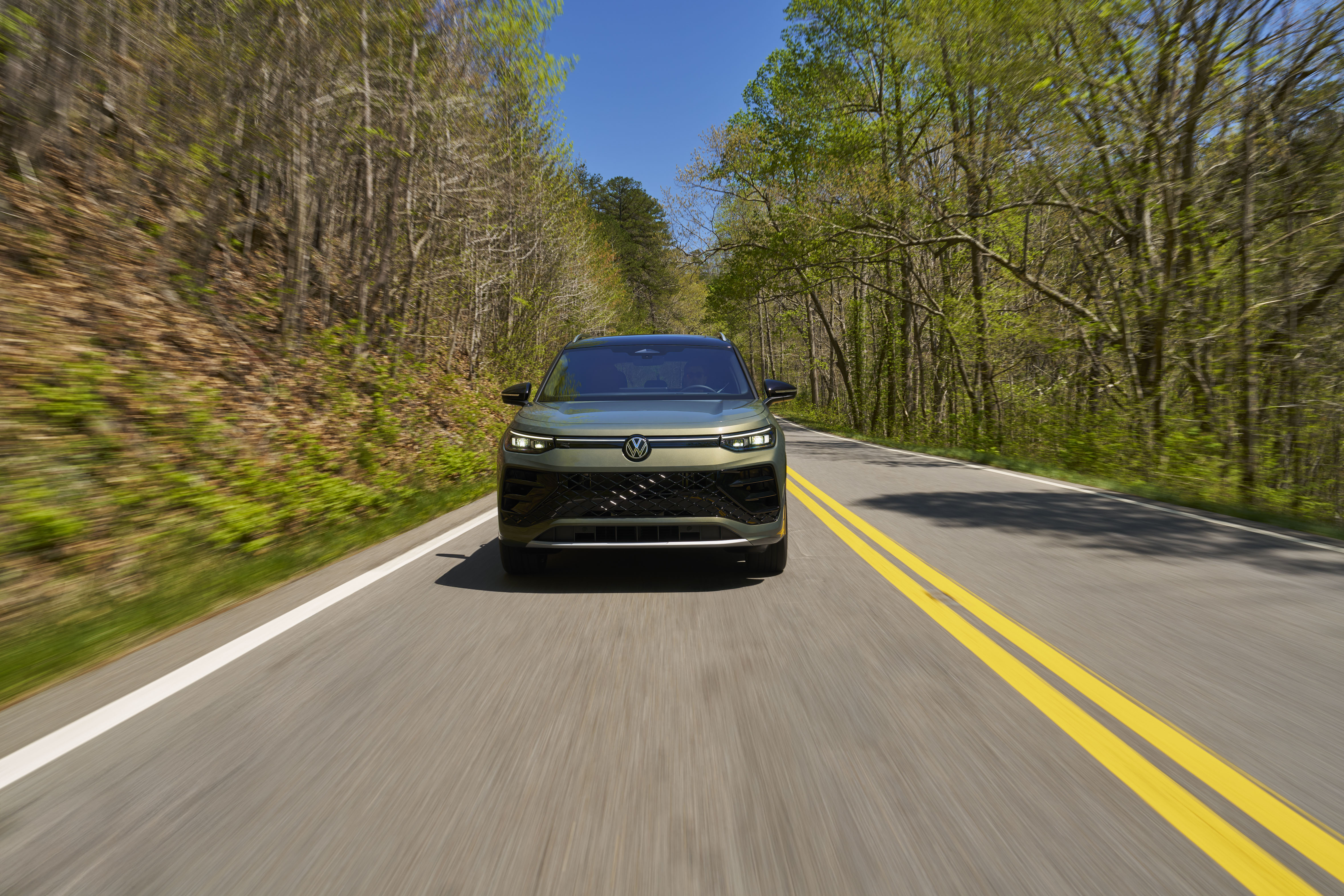 Experience the sleek and stylish exterior of the new Volkswagen Tiguan, perfect for drivers in Charlotte and Matthews, NC.