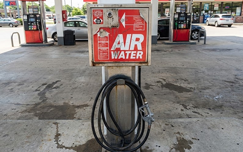 old gas station air and water pump, dirty air hose and worn tire inflator, inaccurate gas station tire pressure gauge, skip gas station air pump, Palm Bay Ford Service alternative, Palm Bay FL Ford dealer tire pressure check, professional Ford tire inflation, TPMS warning light causes, avoid underinflated tires, Ford service center near Malabar Road in Brevard County Florida