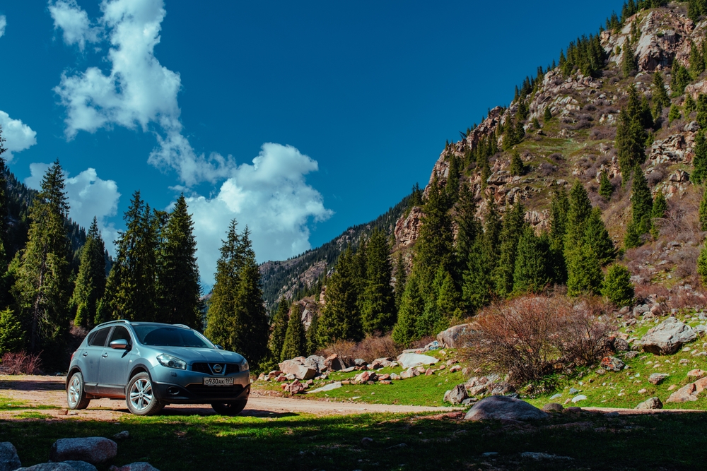 Nissan Rogue parked in Smoky Mountains, fall road trip Knoxville to Gatlinburg, scenic drive Smoky Mountains National Park, Ted Russell Nissan road trip prep, autumn colors East Tennessee, Nissan adventure vehicle in mountains