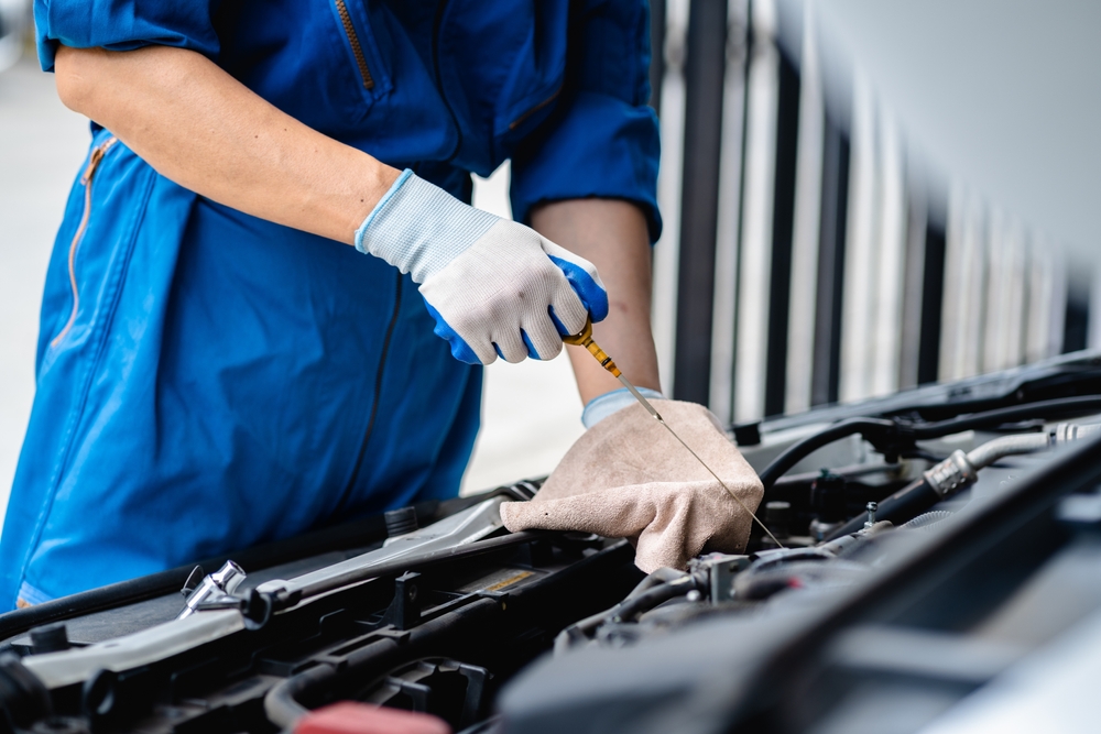 Nissan oil change Colorado Springs service, certified mechanic checking engine oil level, Woodmen Nissan service center, professional Nissan maintenance Colorado Springs, expert oil change for Nissan Rogue Altima Titan, high-altitude engine protection, dealership oil change specials near me, summer heat engine care Colorado