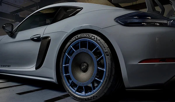 Porsche 718 Cayman GT4 RS with Manthey Performance Kit